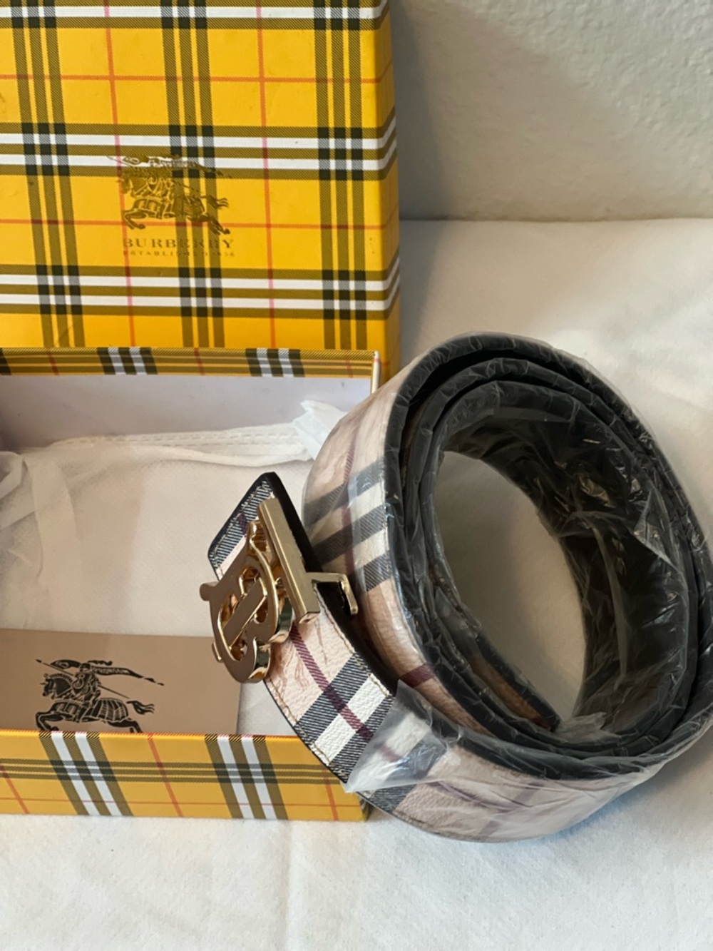 Burberry Black Leather Belt with Gold-Tone Buckle and Plaid Box - Picture 2 of 5